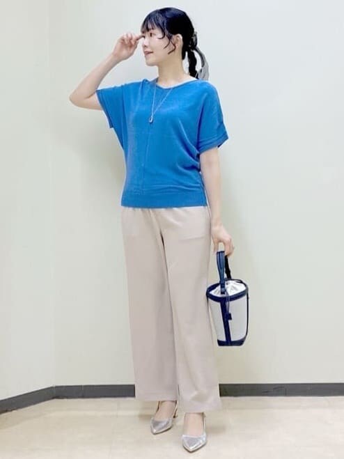 ベージュ系のその他パンツ、ブルー系のニット/セーター、ブルー系のショルダーバッグを着用したレディースの春コーディネートの9枚目の写真