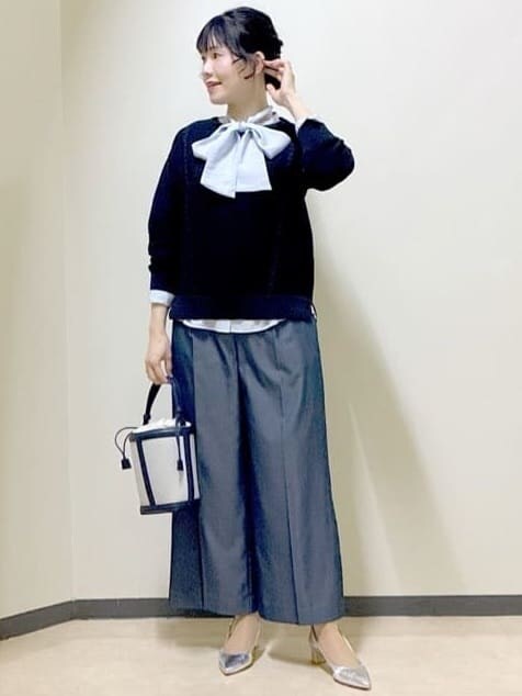 ブラック系のニット/セーター、ブルー系のシャツ/ブラウス、ブルー系のその他パンツを着用したレディースの冬コーディネートの7枚目の写真
