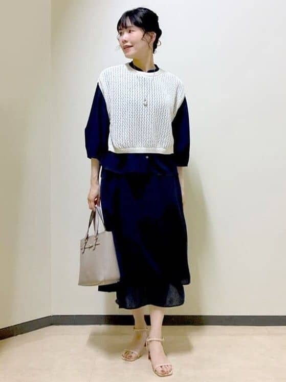 ブルー系のシャツ/ブラウス、ブルー系のスカート、ベージュ系のニット/セーターを着用したレディースの夏コーディネートの5枚目の写真