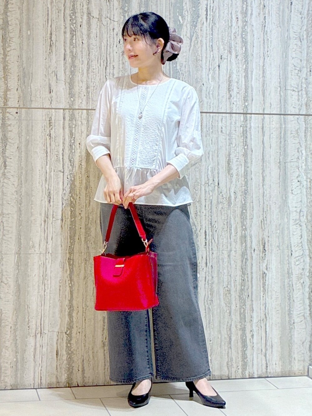 ホワイト系のシャツ/ブラウス、ブラウン系のシャツ/ブラウス、ブラック系のデニムパンツを着用したレディースの秋コーディネートの6枚目の写真