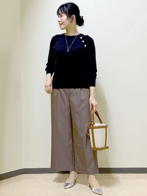 ブラウン系のその他パンツ、ブラック系のニット/セーター、イエロー系のショルダーバッグを着用したレディースの冬コーディネートの7枚目の写真