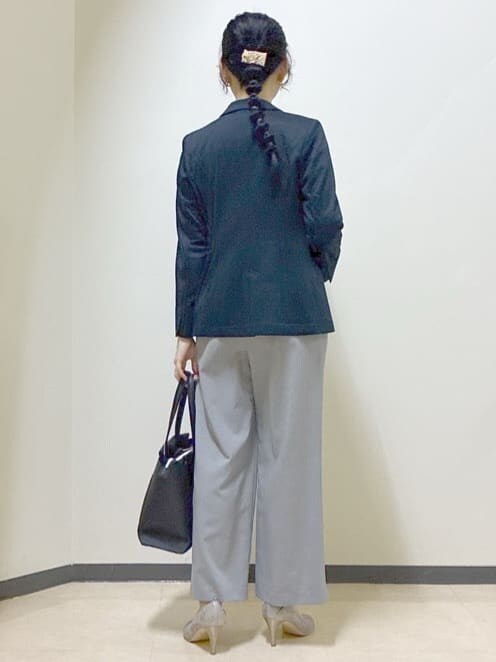 グレー系のその他パンツ、ブルー系のシャツ/ブラウス、ブルー系のテーラードジャケットを着用したレディースの春コーディネートの3枚目の写真