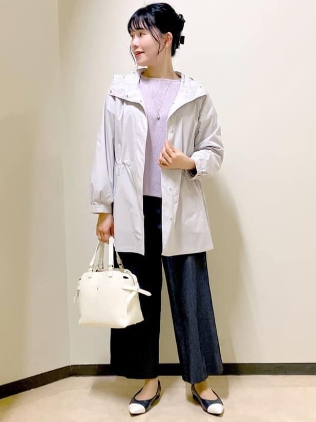 ピンク系のニット/セーター、ブルー系のその他パンツ、ベージュ系のピーコートを着用したレディースの春コーディネートの9枚目の写真