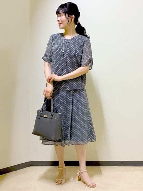 ブルー系のシャツ/ブラウス、ブルー系のスカート、ブルー系のスカートを着用したレディースの夏コーディネートの5枚目の写真