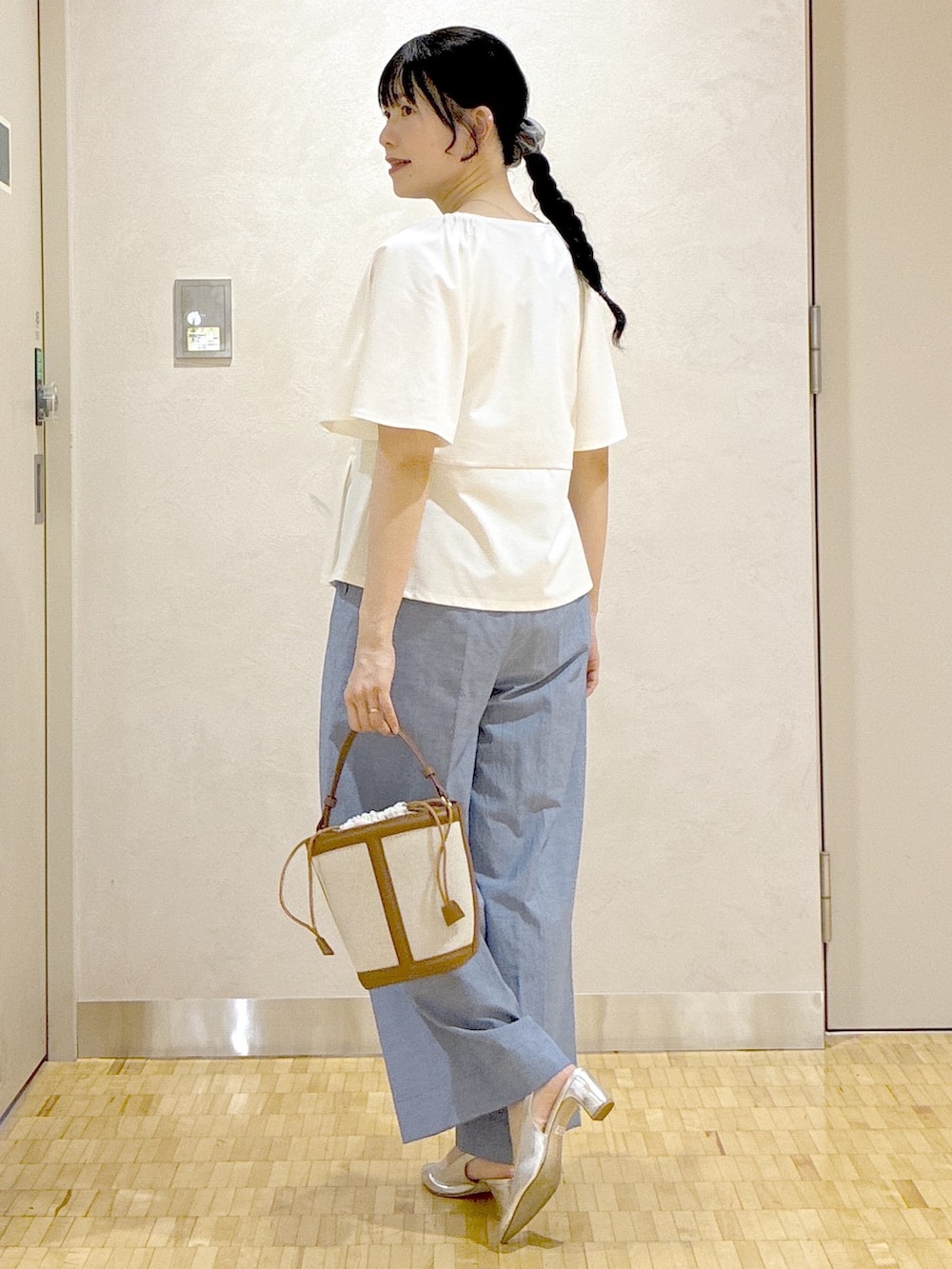 ベージュ系のブルゾン、ホワイト系のTシャツ/カットソー、ブルー系のその他パンツを着用したレディースの夏コーディネートの10枚目の写真