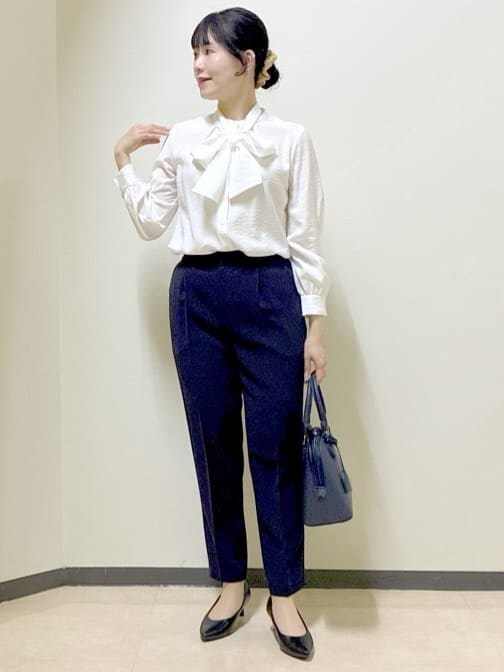 ブルー系のノーカラージャケット、ホワイト系のシャツ/ブラウス、ブルー系のその他パンツを着用したレディースの冬コーディネートの9枚目の写真
