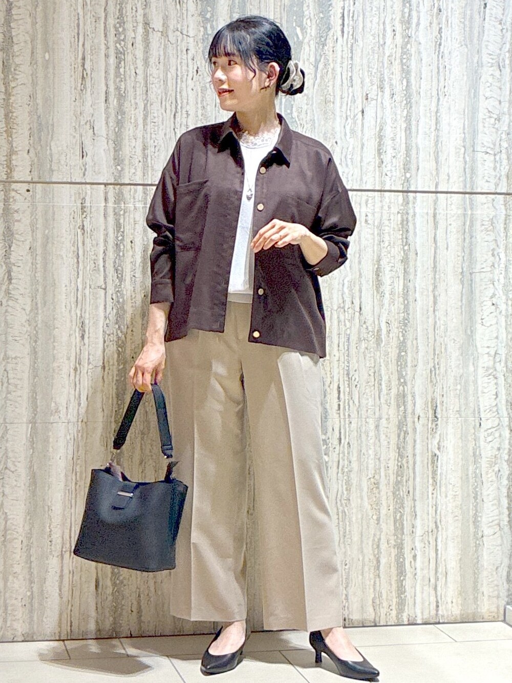 ブラウン系のシャツ/ブラウス、グレー系のニット/セーター、ベージュ系のその他パンツを着用したレディースの秋コーディネートの9枚目の写真
