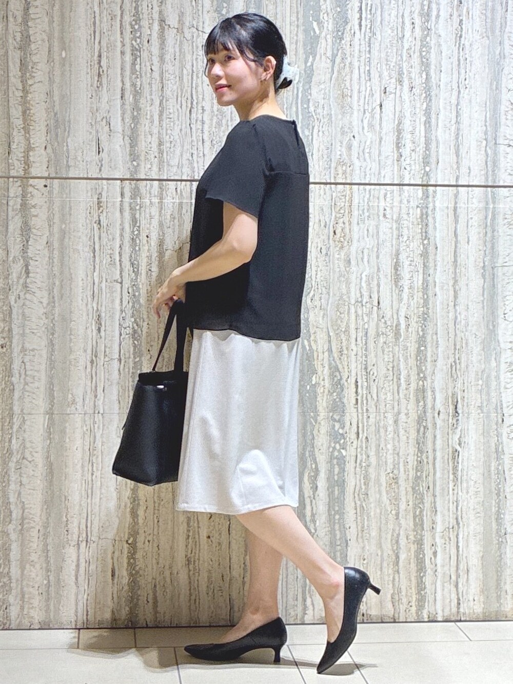 ブラック系のシャツ/ブラウス、ベージュ系のテーラードジャケット、ベージュ系のスカートを着用したレディースの夏コーディネートの2枚目の写真