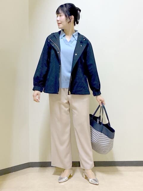 ベージュ系のその他パンツ、ブルー系のブルゾン、ブルー系のニット/セーターを着用したレディースの春コーディネートの7枚目の写真