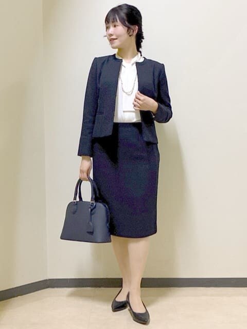 ホワイト系のシャツ/ブラウス、ブルー系のノーカラージャケット、ブルー系のスカートを着用したレディースの冬コーディネートの8枚目の写真
