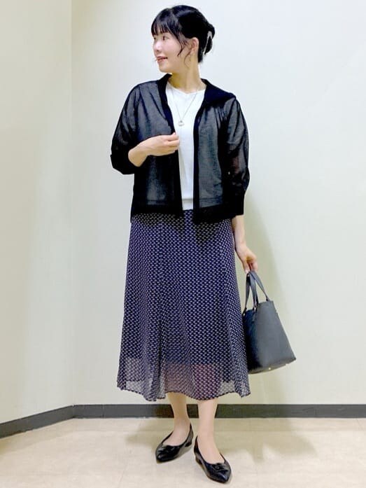 ブラック系のカーディガン/ボレロ、グレー系のニット/セーター、ブルー系のスカートを着用したレディースの秋コーディネートの8枚目の写真