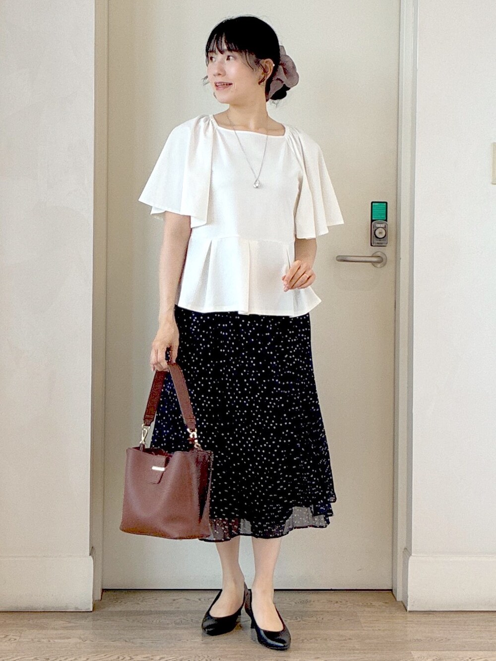 ホワイト系のTシャツ/カットソー、ブルー系のシャツ/ブラウス、ブルー系のスカートを着用したレディースの秋コーディネートの7枚目の写真