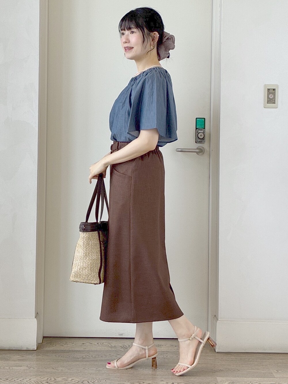 ブルー系のシャツ/ブラウス、グレー系のタンクトップ、ブルー系のスカートを着用したレディースの夏コーディネートの2枚目の写真