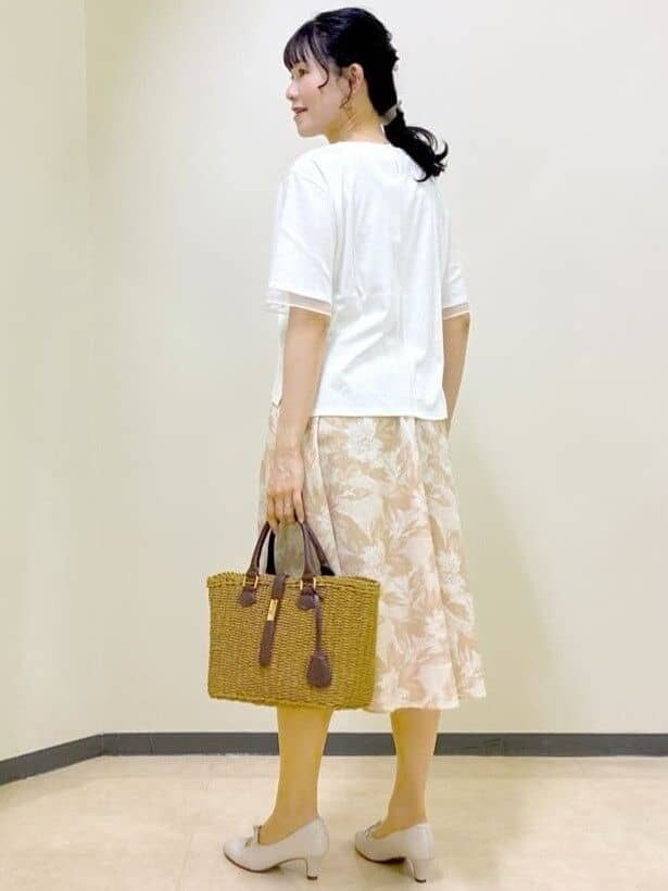 ホワイト系のTシャツ/カットソー、ベージュ系のノーカラージャケット、イエロー系のスカートを着用したレディースの夏コーディネートの4枚目の写真