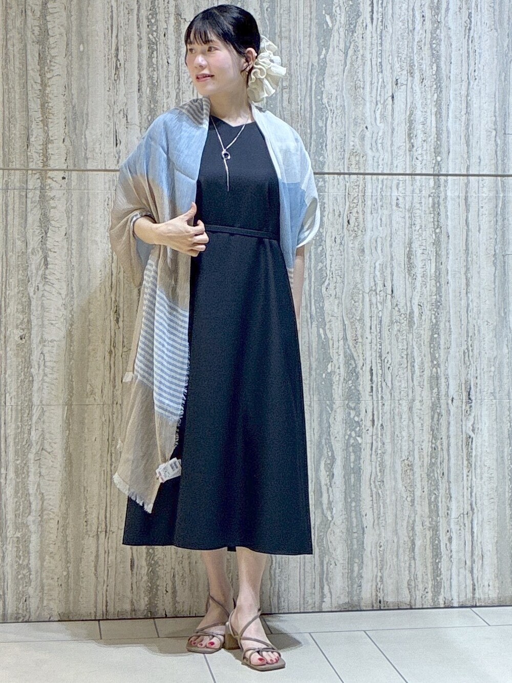 ブルー系のワンピース、イエロー系のカーディガン/ボレロ、ブルー系のストール/ショールを着用したレディースの夏コーディネートの7枚目の写真