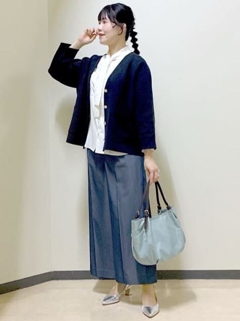 パープル系のTシャツ/カットソー、ホワイト系のシャツ/ブラウス、ブルー系のその他パンツを着用したレディースの冬コーディネートの6枚目の写真