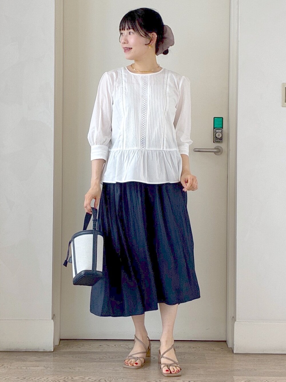 ホワイト系のシャツ/ブラウス、ブルー系のその他パンツ、ブルー系のブルゾンを着用したレディースの夏コーディネートの5枚目の写真