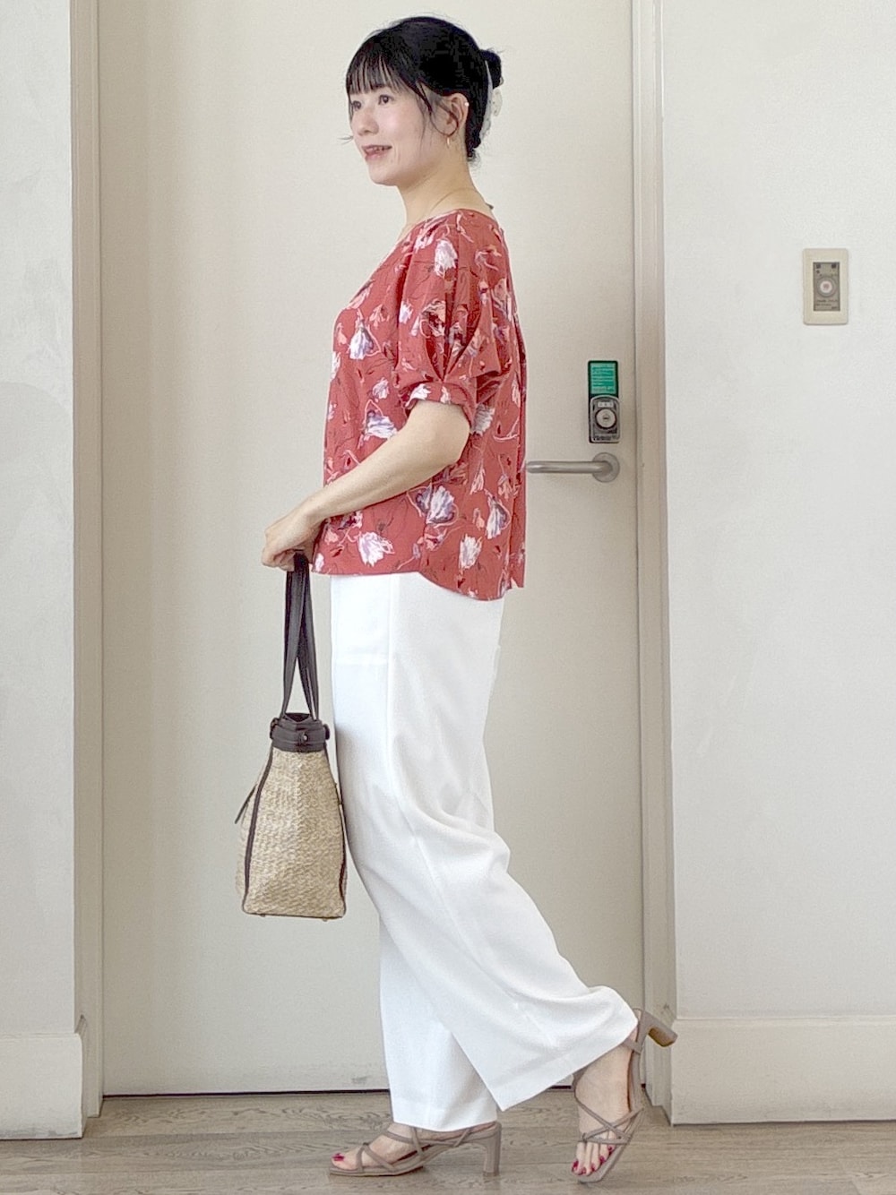 オレンジ系のシャツ/ブラウス、ホワイト系のその他パンツ、イエロー系のトートバッグを着用したレディースの夏コーディネートの2枚目の写真