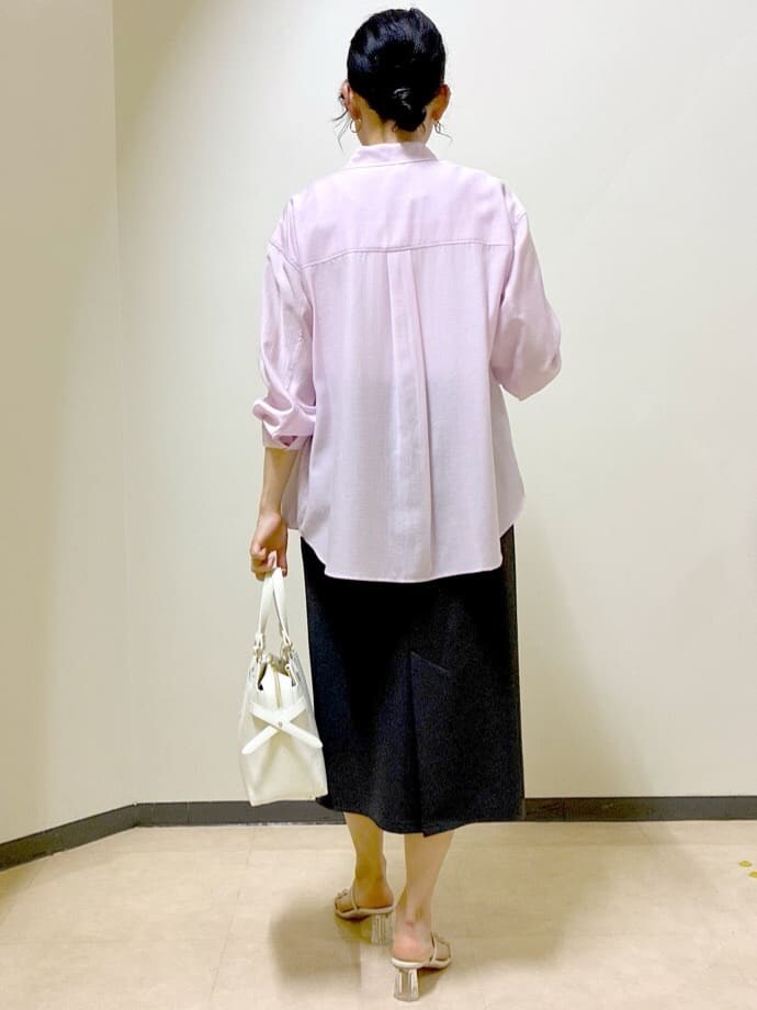 ピンク系のシャツ/ブラウス、ホワイト系のタンクトップ、グレー系のスカートを着用したレディースの夏コーディネートの3枚目の写真