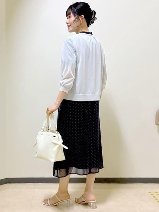 ブルー系のワンピース、グレー系のカーディガン/ボレロ、ホワイト系のトートバッグを着用したレディースの夏コーディネートの10枚目の写真