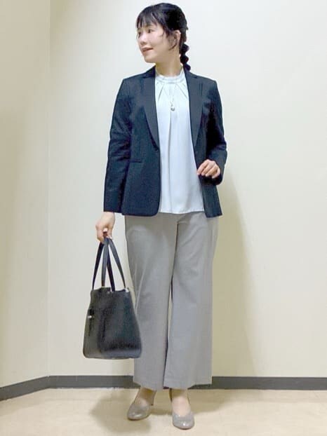 グレー系のその他パンツ、ブルー系のシャツ/ブラウス、ブルー系のテーラードジャケットを着用したレディースの春コーディネートの7枚目の写真