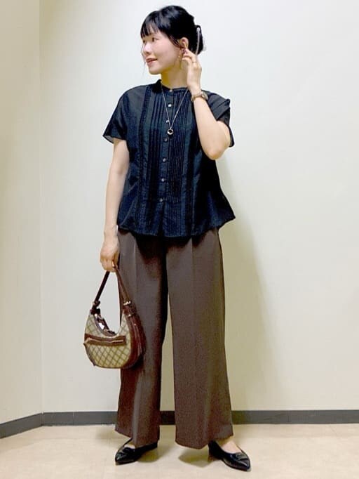 ブラック系のシャツ/ブラウス、ブルー系のシャツ/ブラウス、ブラック系のタンクトップを着用したレディースの秋コーディネートの5枚目の写真