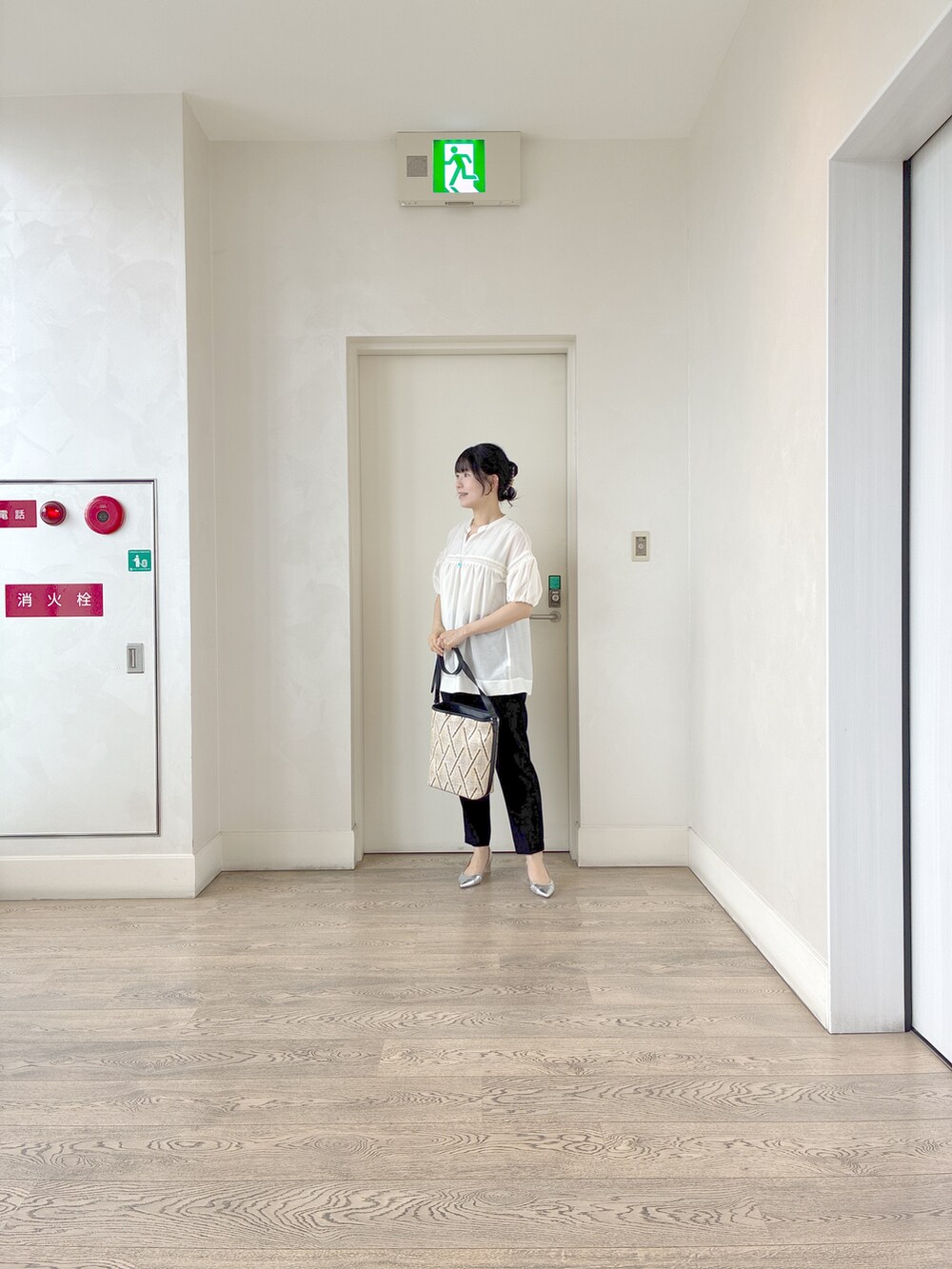 ホワイト系のシャツ/ブラウス、ベージュ系のタンクトップ、ブラック系のその他パンツを着用したレディースの夏コーディネートの6枚目の写真