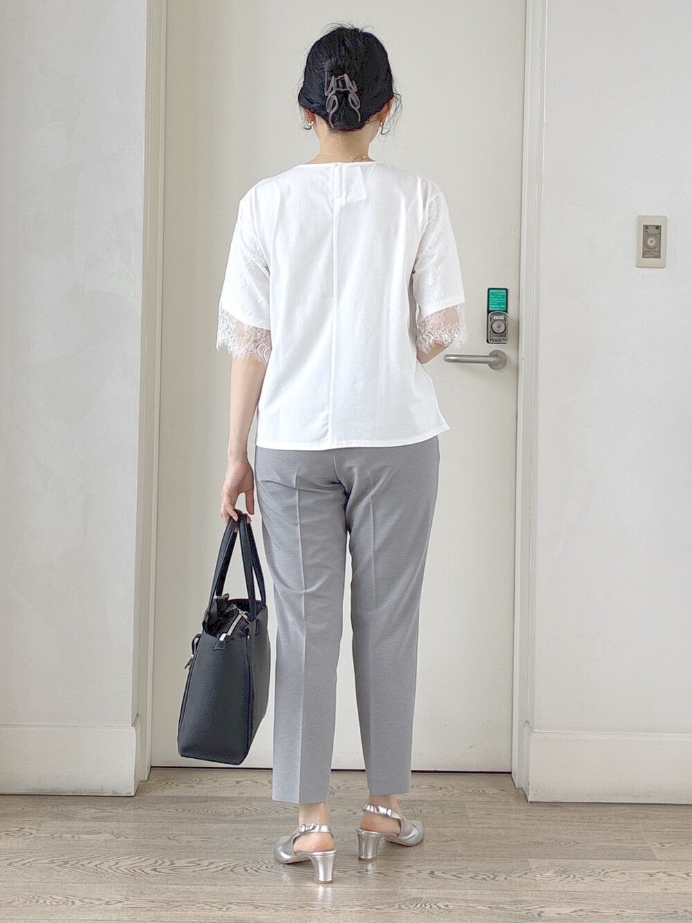 ブルー系のテーラードジャケット、ホワイト系のTシャツ/カットソー、グレー系のその他パンツを着用したレディースの夏コーディネートの3枚目の写真