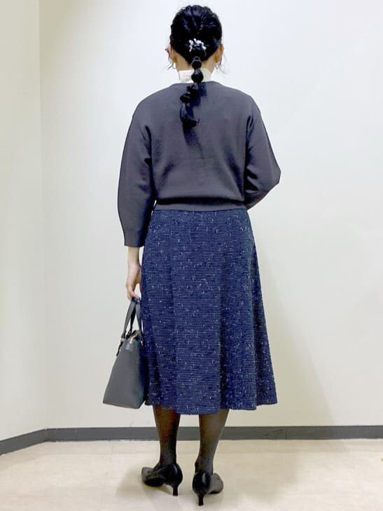 グレー系のカーディガン/ボレロ、ブラック系のタンクトップ、ホワイト系のTシャツ/カットソーを着用したレディースの冬コーディネートの3枚目の写真