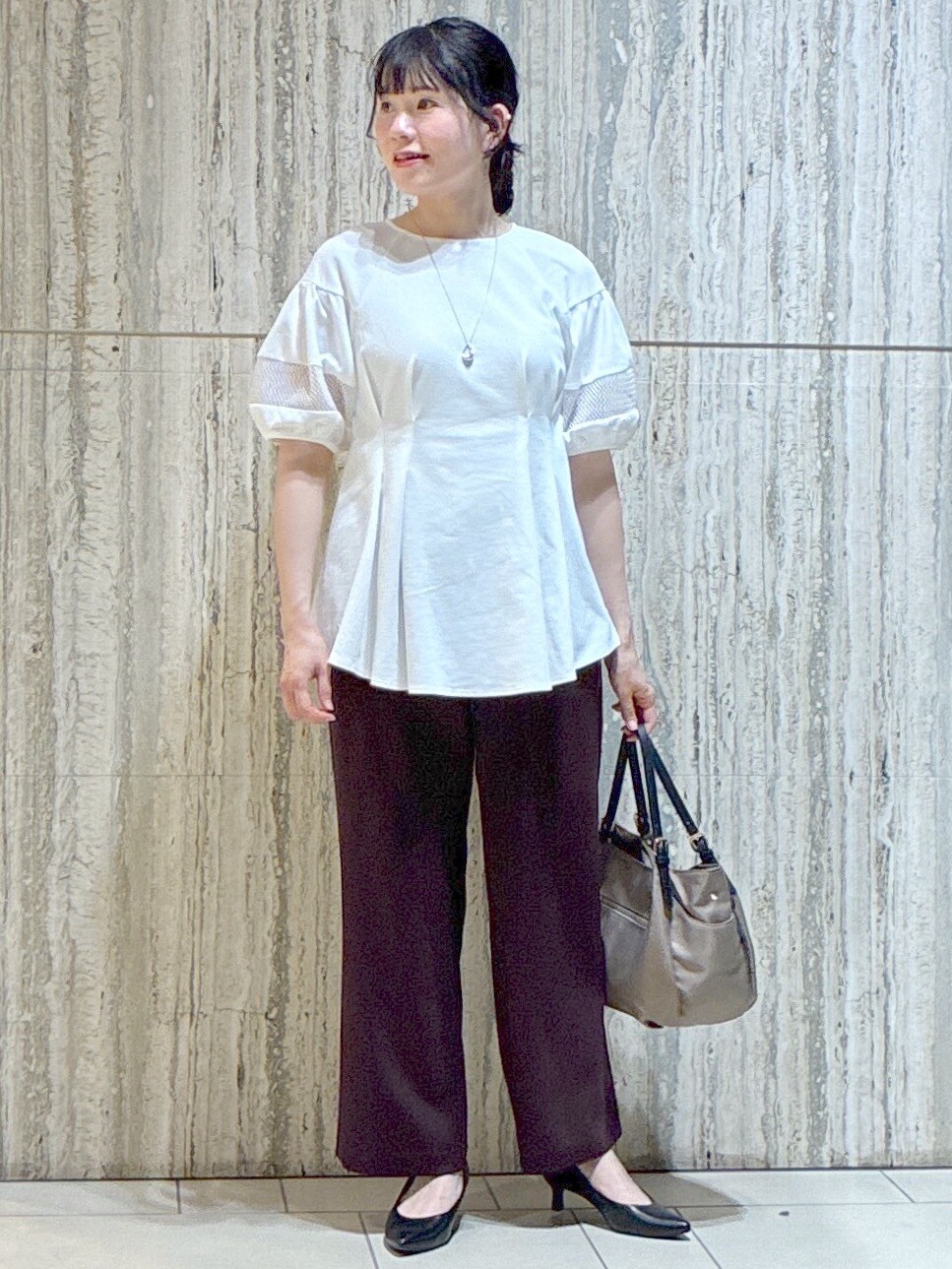 ホワイト系のTシャツ/カットソー、ブラウン系のその他パンツ、ブラウン系のトートバッグを着用したレディースの夏コーディネートの5枚目の写真