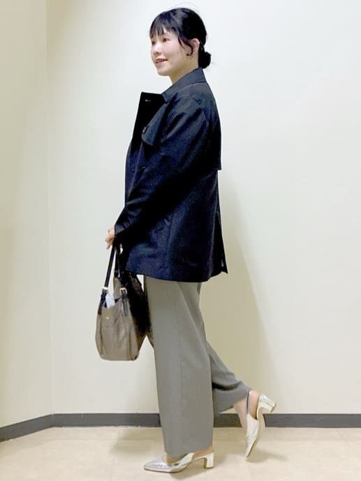 オレンジ系のニット/セーター、ホワイト系のシャツ/ブラウス、ベージュ系のその他パンツを着用したレディースの春コーディネートの10枚目の写真
