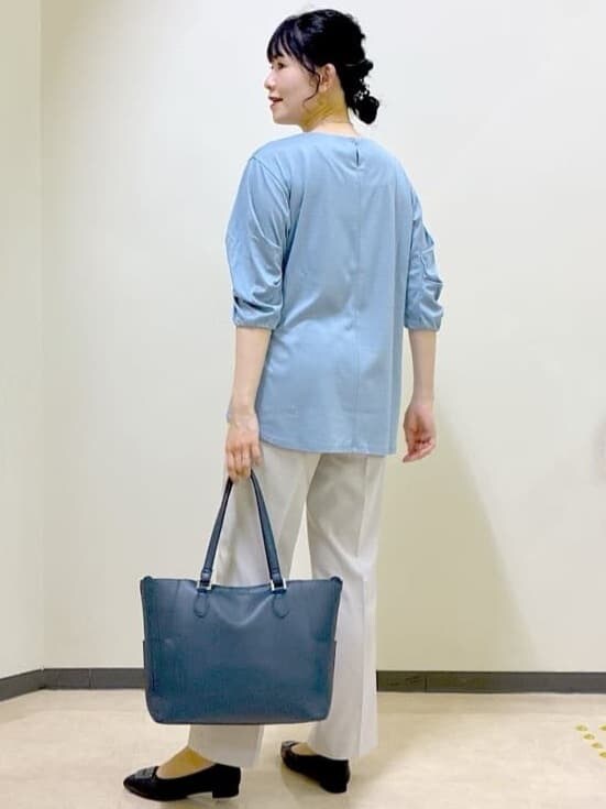 ブルー系のTシャツ/カットソー、ベージュ系のその他パンツ、ブラック系のブルゾンを着用したレディースの秋コーディネートの4枚目の写真