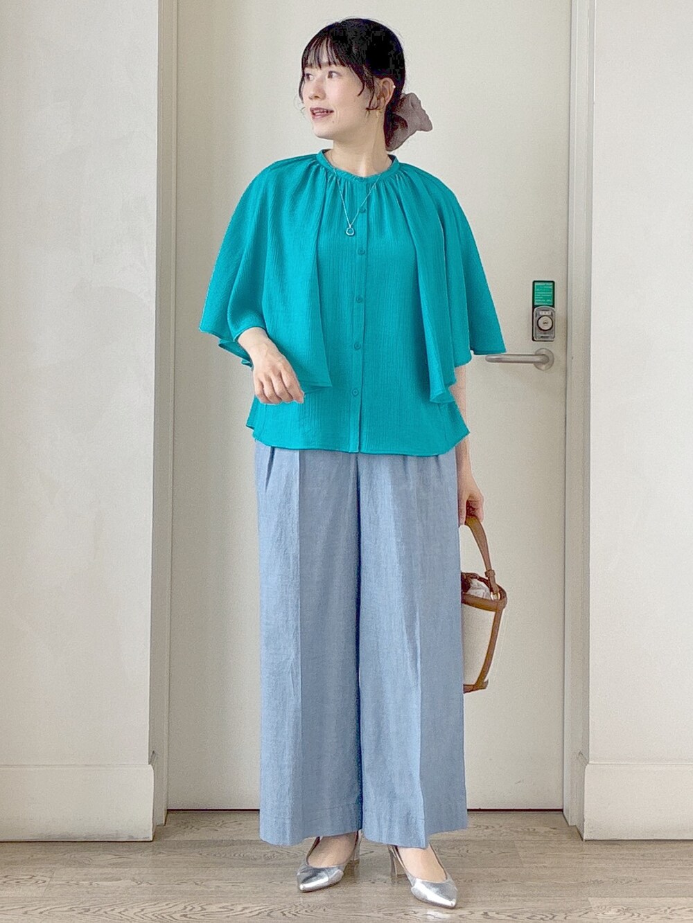 ブルー系のシャツ/ブラウス、グレー系のタンクトップ、ブルー系のその他パンツを着用したレディースの夏コーディネートの6枚目の写真