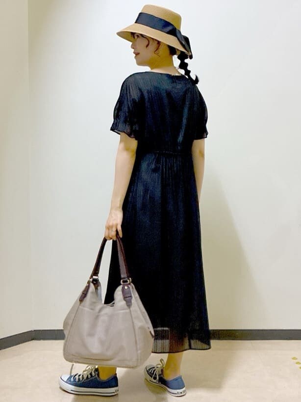 ブラック系のワンピース、レッド系のカーディガン/ボレロ、ホワイト系のトートバッグを着用したレディースの夏コーディネートの4枚目の写真