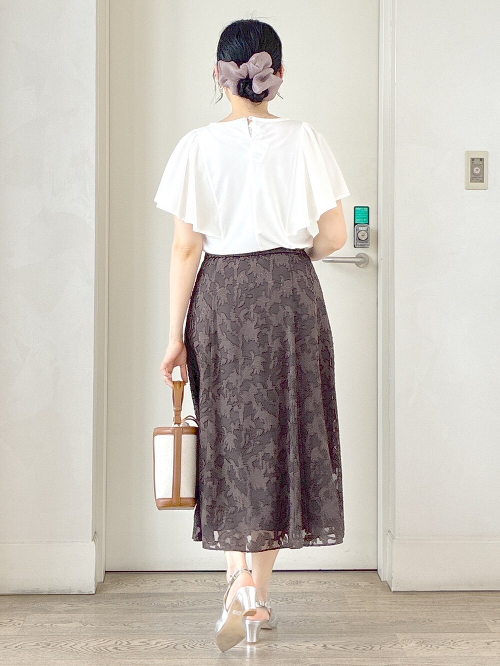 ホワイト系のTシャツ/カットソー、ブラウン系のスカート、イエロー系のショルダーバッグを着用したレディースの夏コーディネートの3枚目の写真