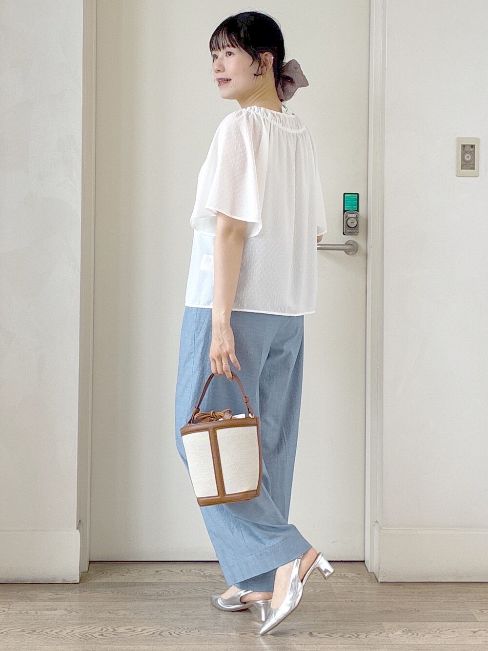 ホワイト系のシャツ/ブラウス、グレー系のタンクトップ、ブルー系のその他パンツを着用したレディースの夏コーディネートの4枚目の写真