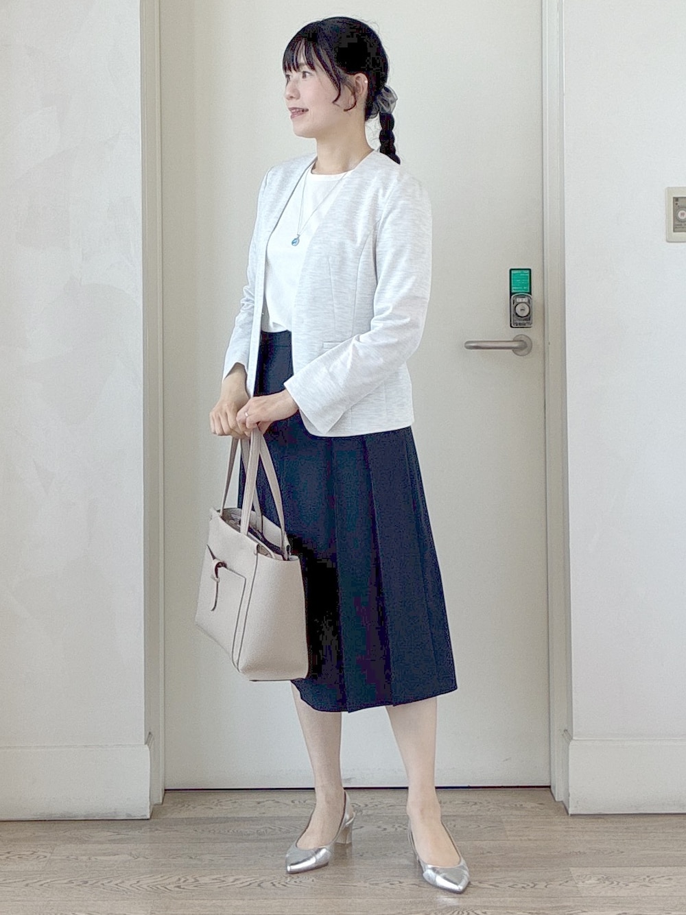 グレー系のノーカラージャケット、ホワイト系のTシャツ/カットソー、ブルー系のスカートを着用したレディースの夏コーディネートの6枚目の写真
