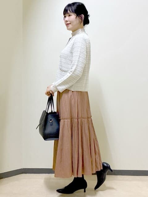 グレー系のカーディガン/ボレロ、ベージュ系のニット/セーター、レッド系のスカートを着用したレディースの冬コーディネートの9枚目の写真
