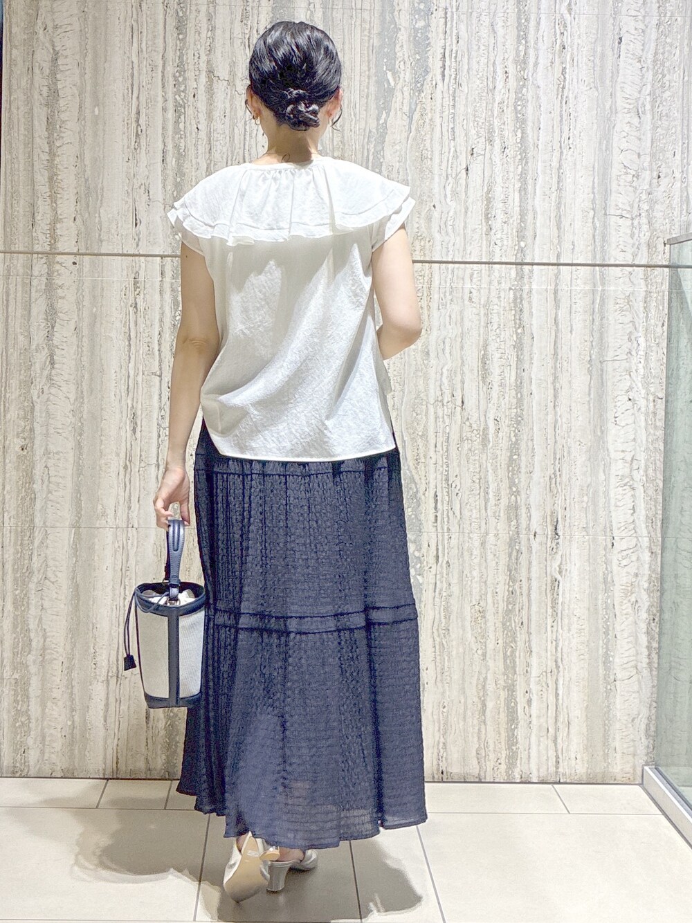 ホワイト系のシャツ/ブラウス、ブルー系のスカート、ブルー系のショルダーバッグを着用したレディースの夏コーディネートの3枚目の写真