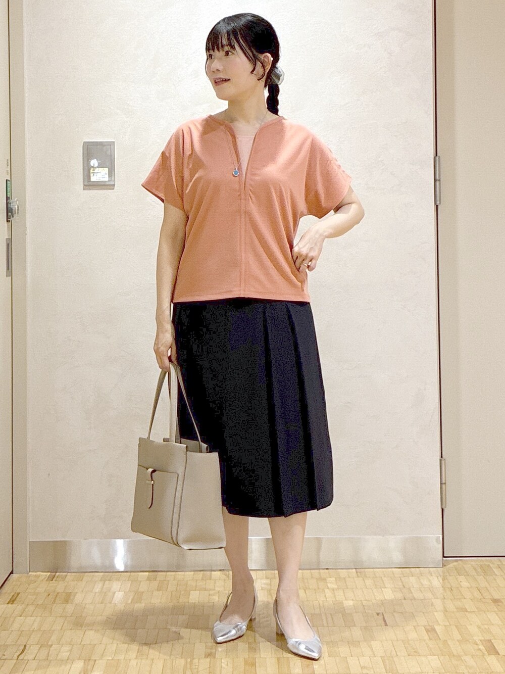 ピンク系のTシャツ/カットソー、ブルー系のスカート、グレー系のノーカラージャケットを着用したレディースの夏コーディネートの7枚目の写真