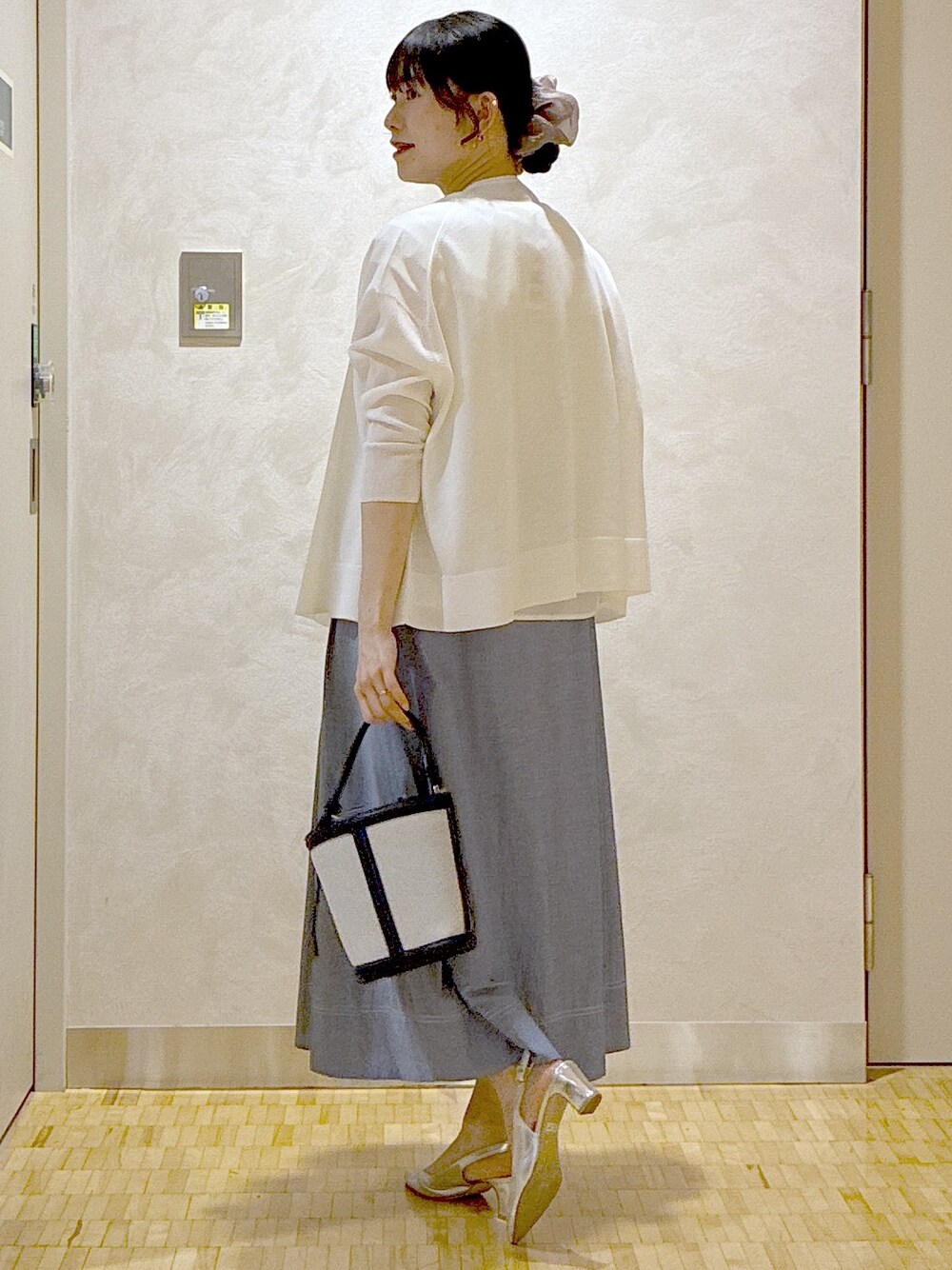 ホワイト系のカーディガン/ボレロ、ホワイト系のシャツ/ブラウス、ブルー系のスカートを着用したレディースの夏コーディネートの3枚目の写真