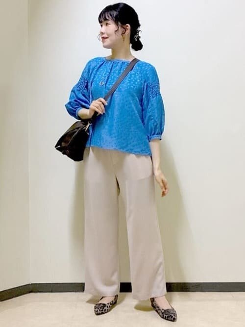 ブルー系のシャツ/ブラウス、ベージュ系のその他パンツ、ブラウン系のショルダーバッグを着用したレディースの秋コーディネートの6枚目の写真