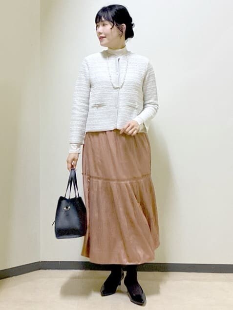 グレー系のカーディガン/ボレロ、ベージュ系のニット/セーター、レッド系のスカートを着用したレディースの冬コーディネートの8枚目の写真