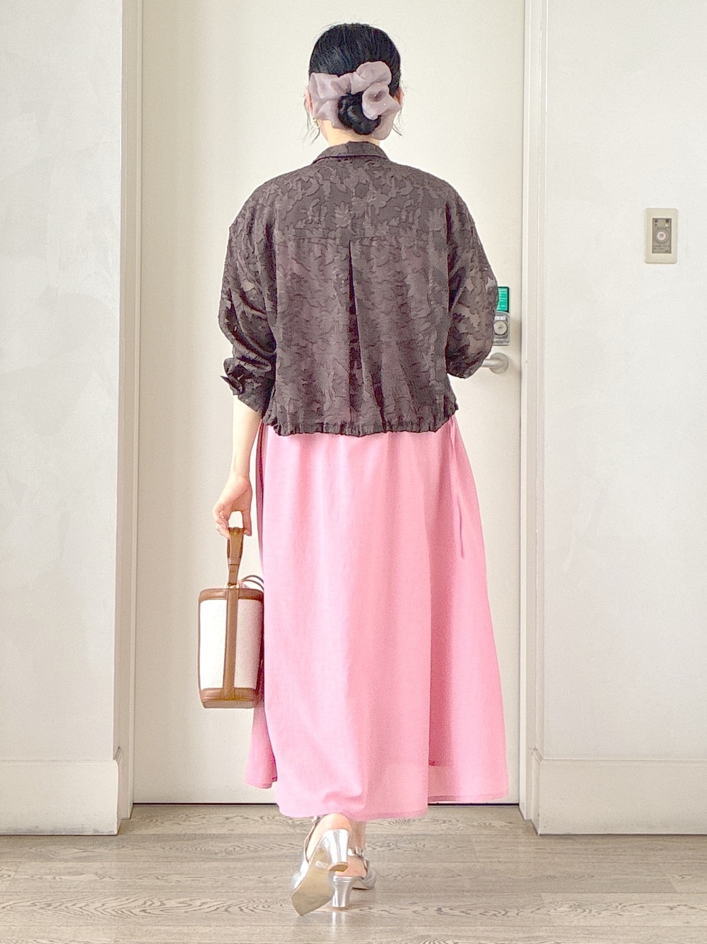 ブラウン系のシャツ/ブラウス、ピンク系のワンピース、ベージュ系のタンクトップを着用したレディースの夏コーディネートの3枚目の写真