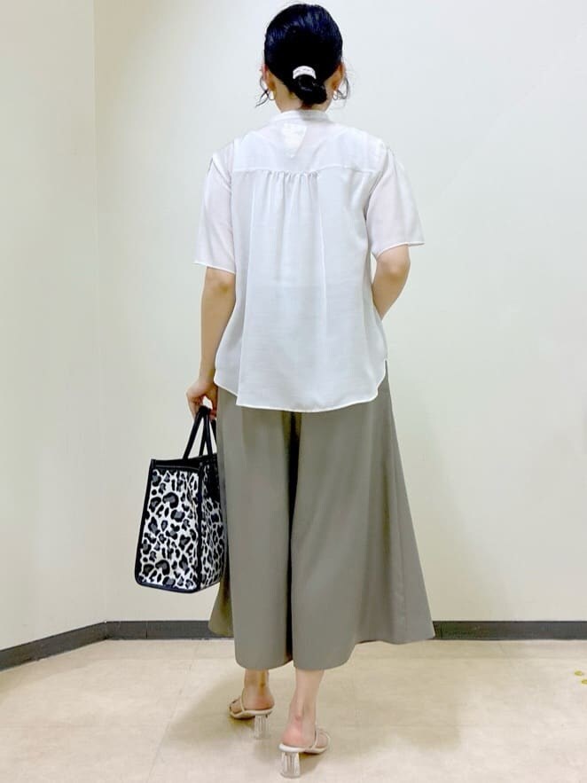 ベージュ系のシャツ/ブラウス、グレー系のタンクトップ、ブラック系のニット/セーターを着用したレディースの夏コーディネートの3枚目の写真