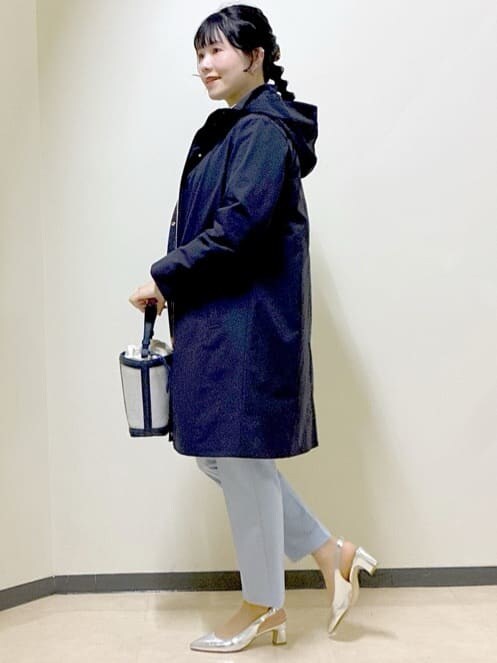 ブルー系のニット/セーター、ホワイト系のシャツ/ブラウス、ブルー系のその他パンツを着用したレディースの春コーディネートの10枚目の写真