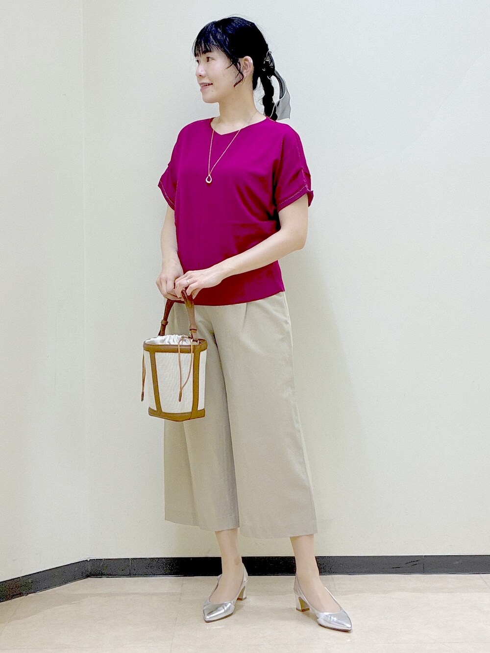 ピンク系のニット/セーター、ベージュ系のその他パンツ、イエロー系のショルダーバッグを着用したレディースの春コーディネートの7枚目の写真