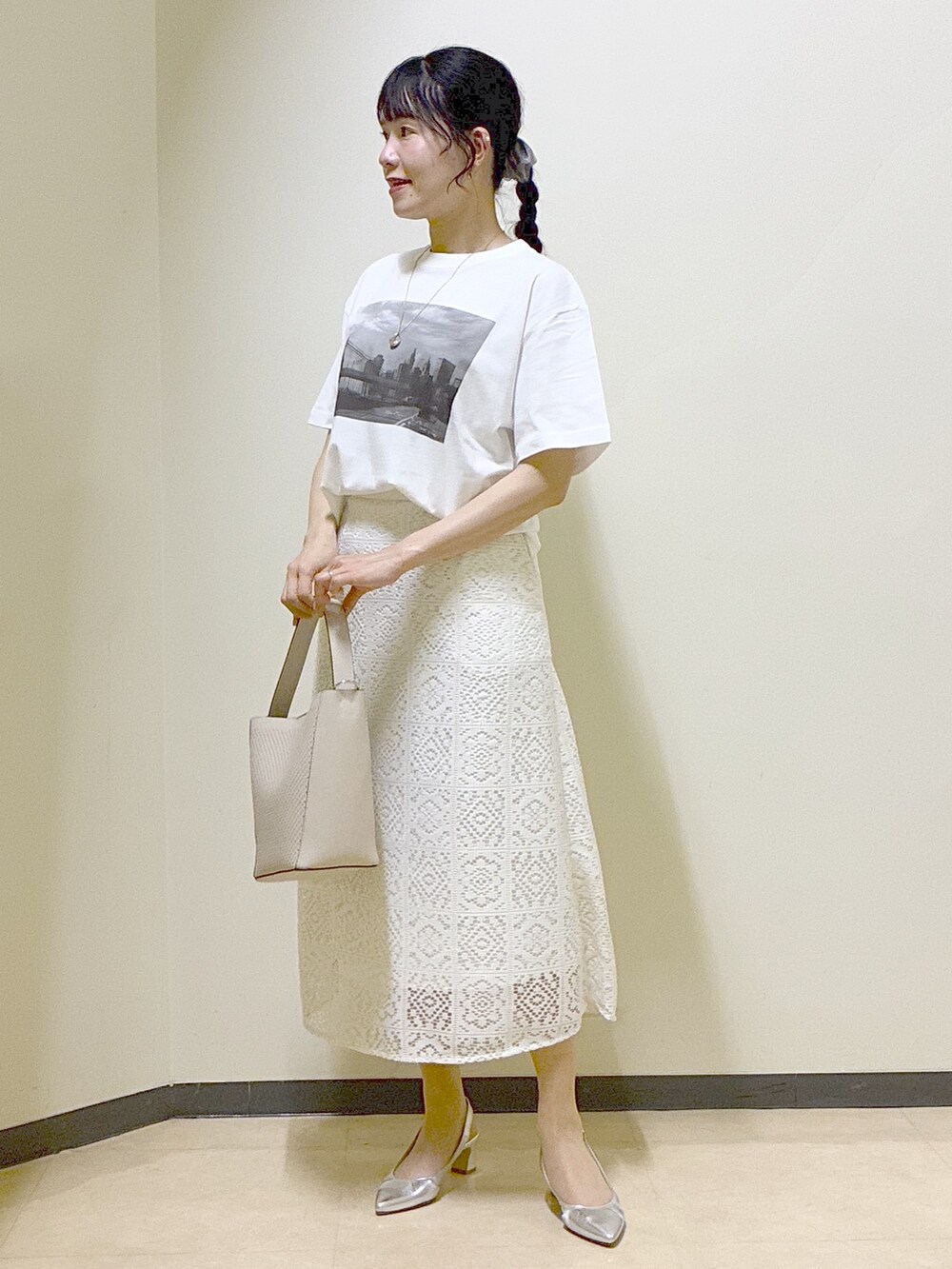 ブラウン系のブルゾン、ホワイト系のスカート、ホワイト系のTシャツ/カットソーを着用したレディースの春コーディネートの8枚目の写真