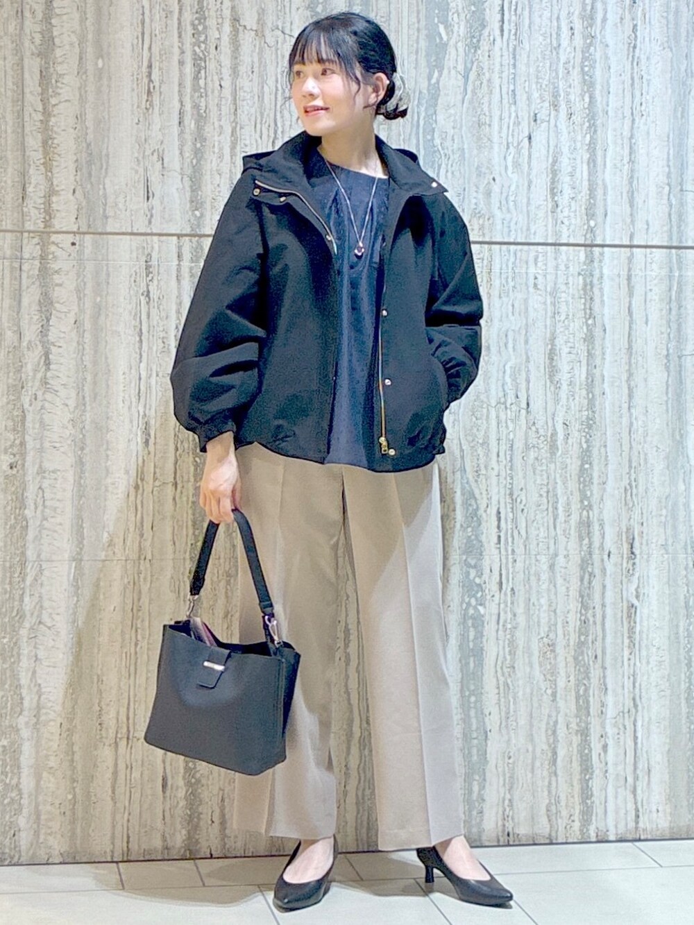 ブルー系のシャツ/ブラウス、ベージュ系のその他パンツ、ブラック系のブルゾンを着用したレディースの秋コーディネートの9枚目の写真