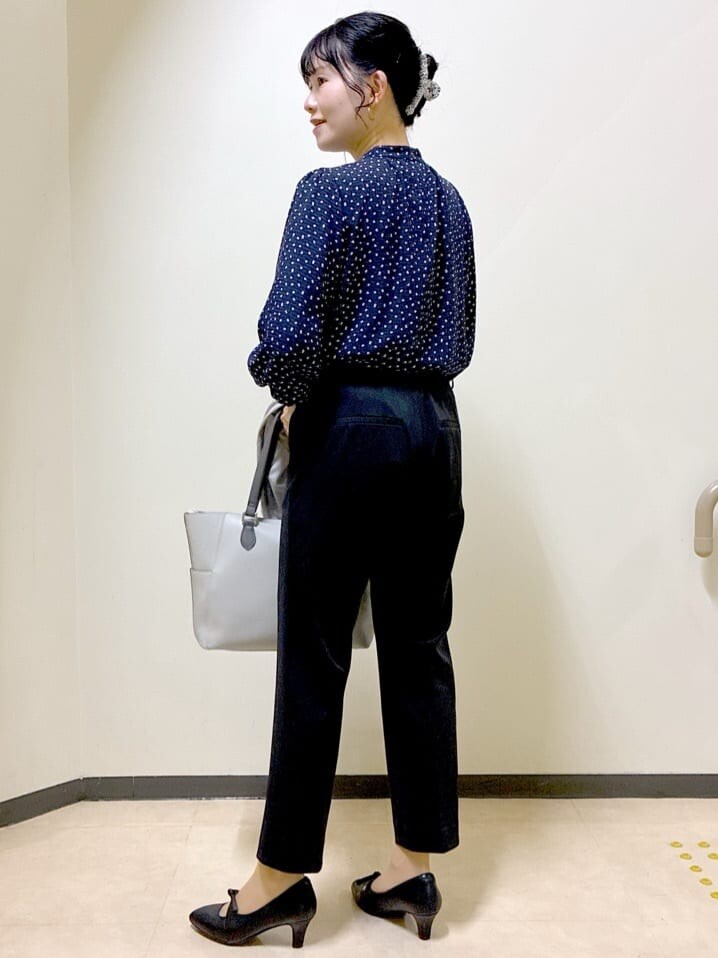 ブルー系のシャツ/ブラウス、グレー系のテーラードジャケット、ブラック系のその他パンツを着用したレディースの春コーディネートの4枚目の写真